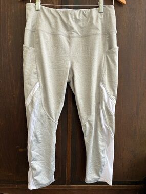 Avia Silver/Light Gray and White Womens Capri Leggings with Side Pockets  Sz L